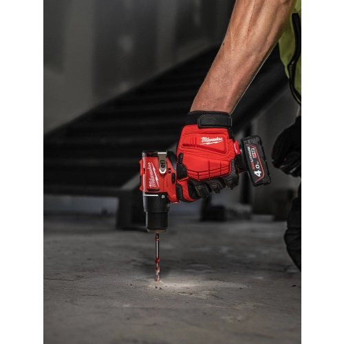 Milwaukee M12 BLPDRC wierci w stalowym profilu leżącym na posadzce